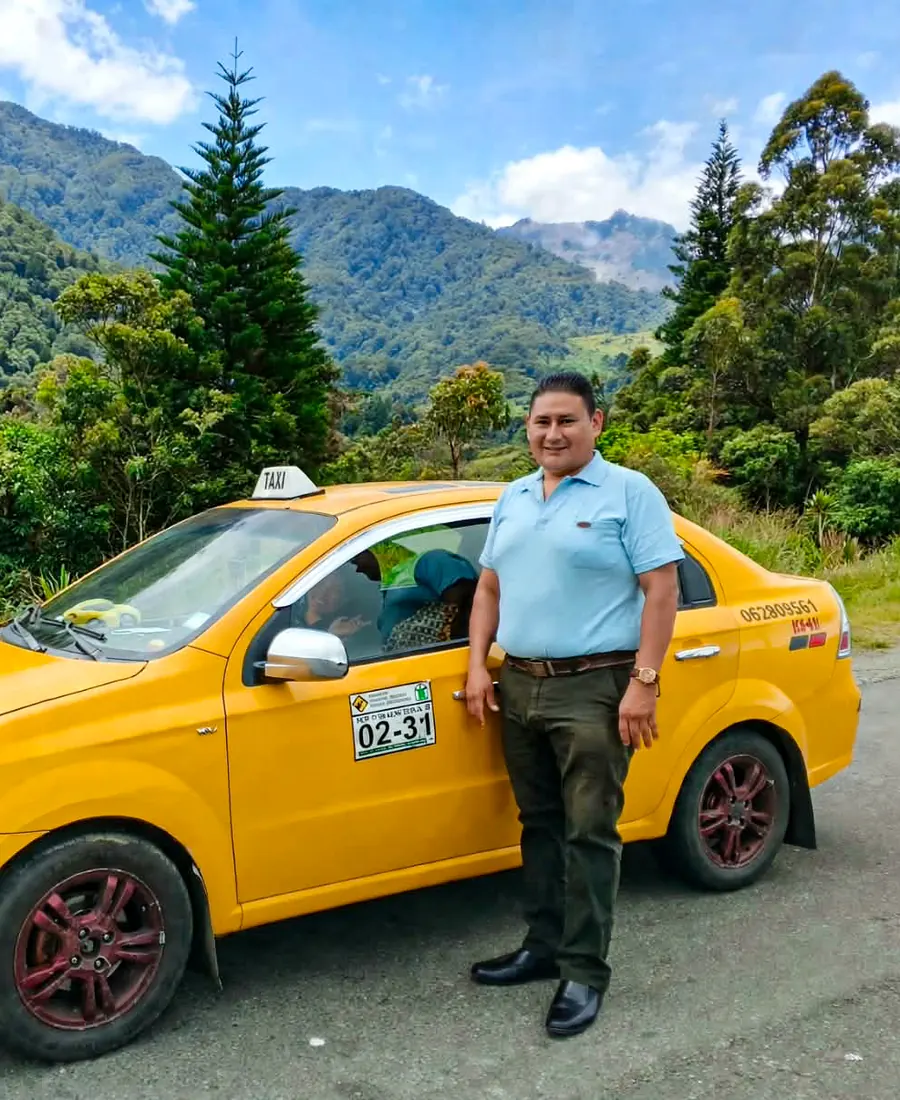 José Luis Añarumba junto a la unidad 31 en la carretera, listo para un viaje desde La Joya de los Sachas